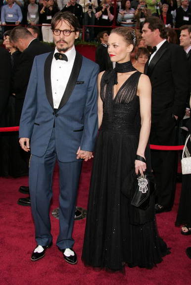 Johnny Depp e a esposa Vanessa Paradis na 77ª edição Annual Academy Awards