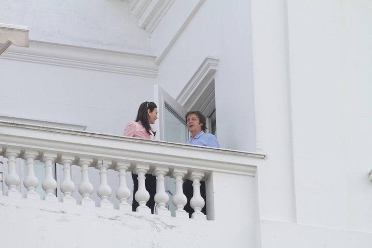 Paul McCartney na varanda do hotel