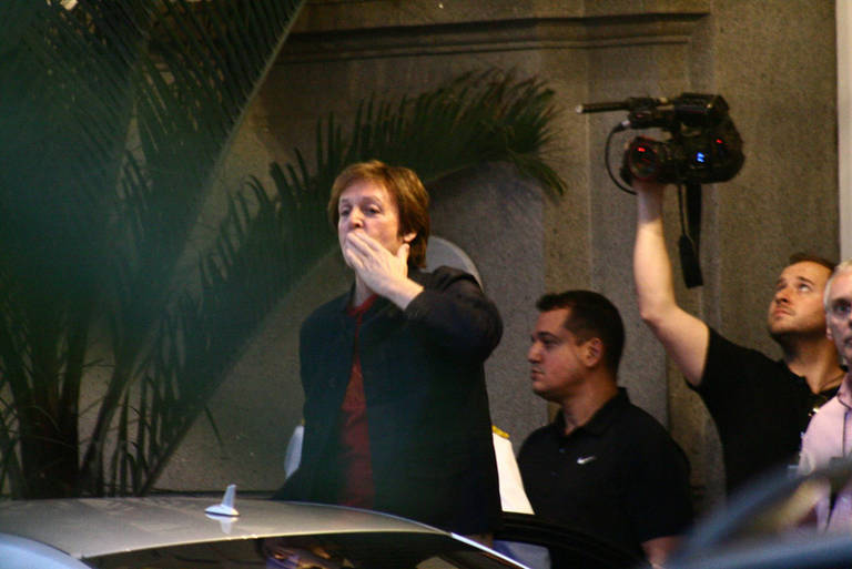 Paul McCartney deixa o Copacabana Palace