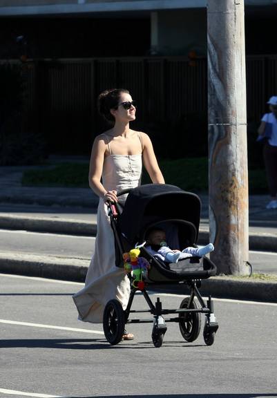 Patrícia Werneck passeia com o filho em Ipanema