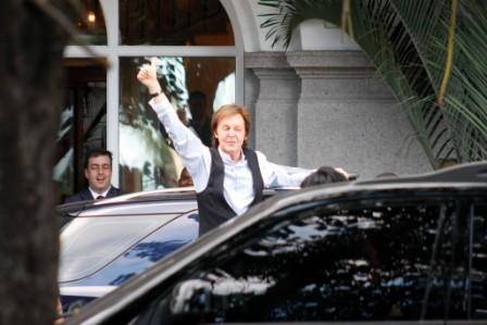 Paul McCartney esbanja alegria no caminho ao Engenhão