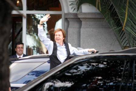 Paul McCartney esbanja alegria no caminho ao Engenhão