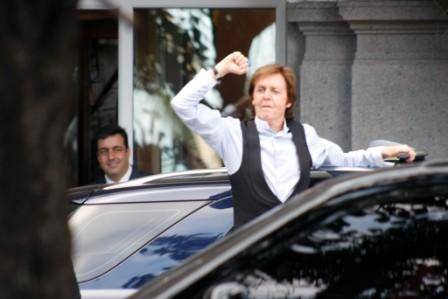 Paul McCartney esbanja alegria no caminho ao Engenhão