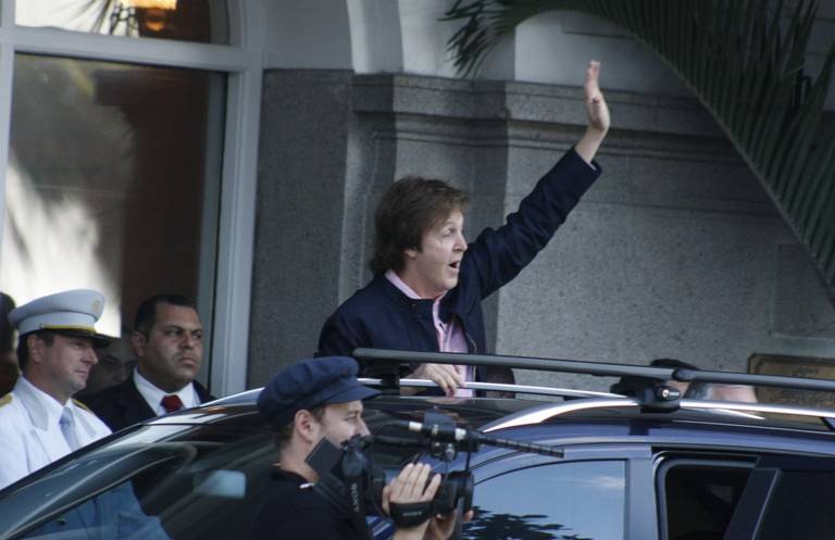 Paul McCartney deixa hotel no Rio de Janeiro