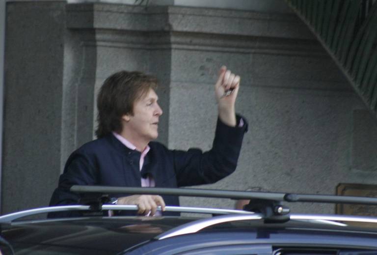 Paul McCartney deixa hotel no Rio de Janeiro