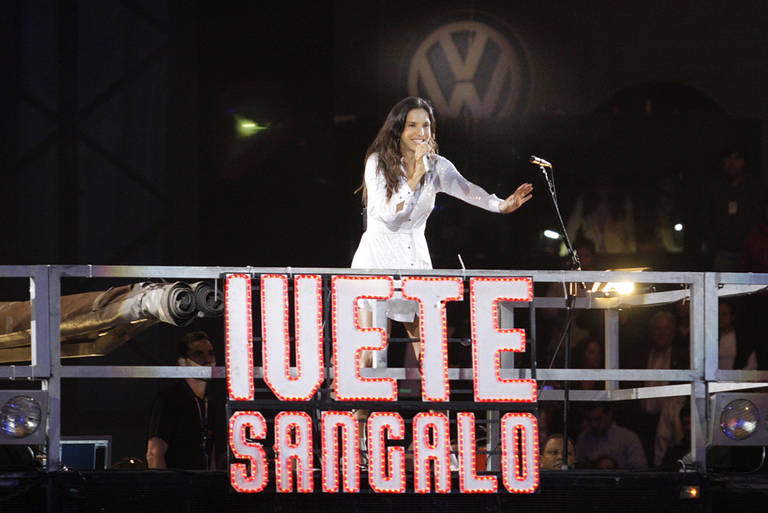 Ivete Sangalo em cima do trio elétrico