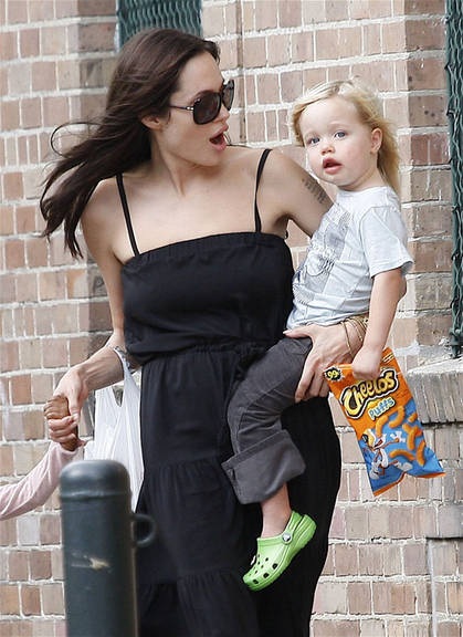 Shiloh passeando com Angelina Jolie