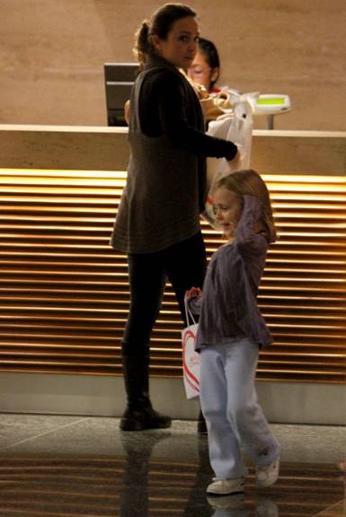 Gabriela Duarte passeia em shopping com a filha Manuela