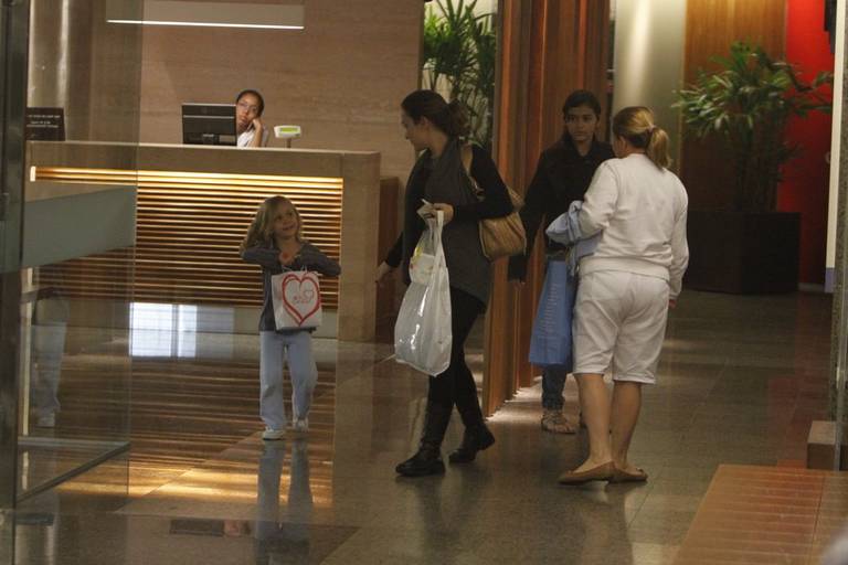 Gabriela Duarte passeia em shopping com a filha Manuela