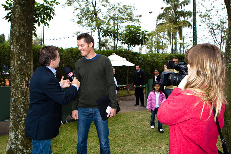 Carlos Bonetti entrevista Thomas Enqvist para a TV CARAS. Ariane Lossoli registra