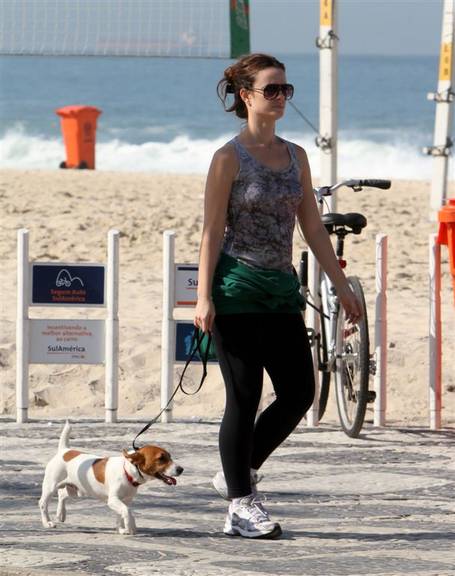 Carolina Kasting e seu cãozinho