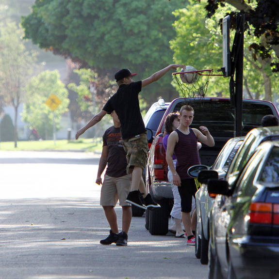 Justin Bieber se diverte com seus amigos em Stratford, no Canadá