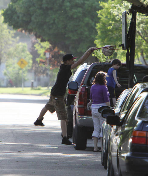 Justin Bieber se diverte com seus amigos em Stratford, no Canadá