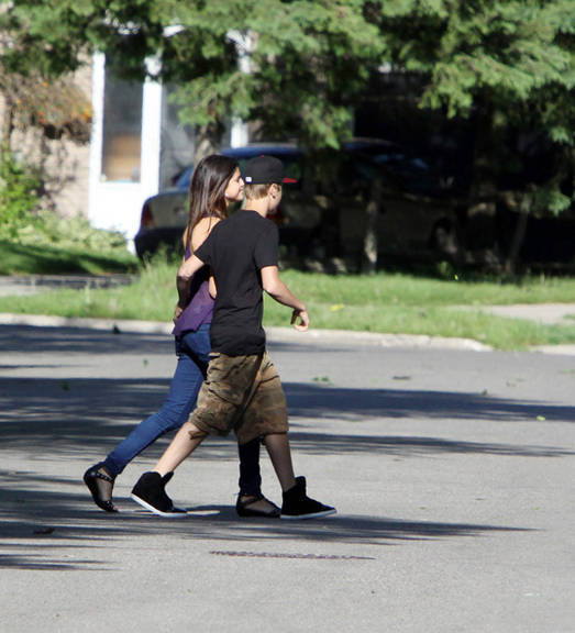 Justin Bieber se diverte com seus amigos em Stratford, no Canadá