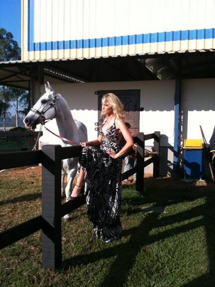 Ana Hickmann fotografa com cavalo