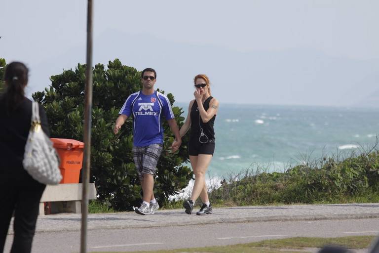 Babi Xavier e Felipe Correa se exercitam na praia