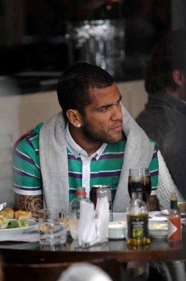 Daniel Alves almoça no restaurante Ecco