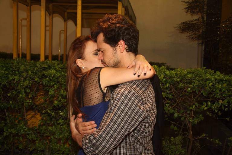 Os carinhos do casal Fernanda Nobre e Gabriel Gracindo