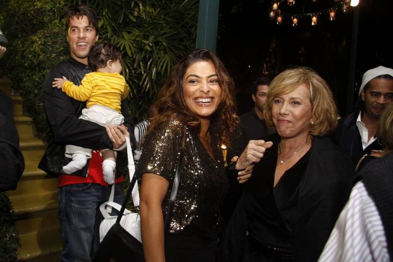 Arlete Salles com Juliana Paes e, ao fundo, Carlos Eduardo Baptista com o pequeno Pedro