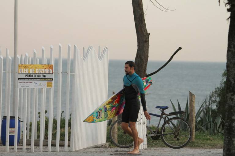 Cauã Reymond surfa em praia no Rio de Janeiro