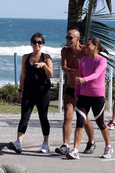 Giovanna Antonelli e Amin Khader caminham no Rio