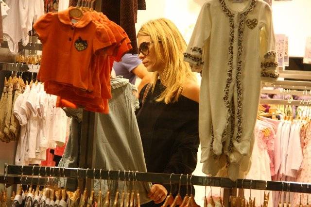 Carolina Dieckmann faz compras em loja de roupas infantis na Zona Sul do Rio de Janeiro