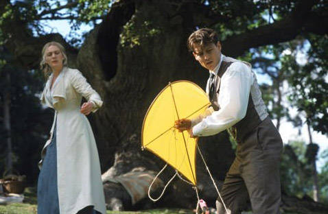 Johnny Depp e Kate Winslet no filme 'Em Busca da Terra do Nunca' (2004)