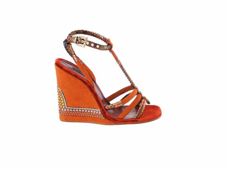 Nas alturas: Sandália de camurça e píton com cristais Swarovski MARC JACOBS 11 3897-2699 [marcjacobs. com]