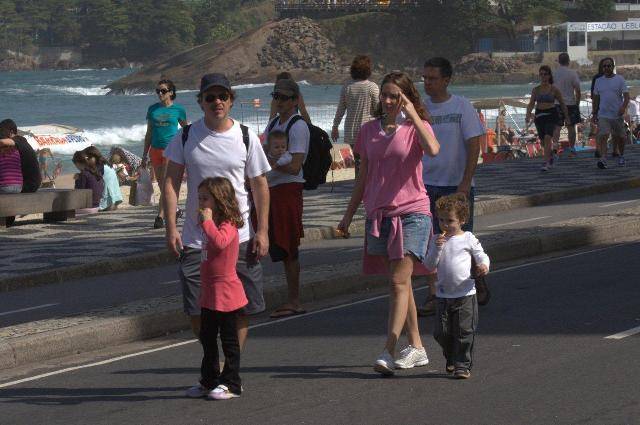 Guilherme Fontes passeia com a família no Rio de Janeiro