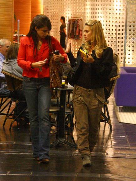 Carolina Dieckmann e Maria Ribeiro em shopping no Rio de Janeiro