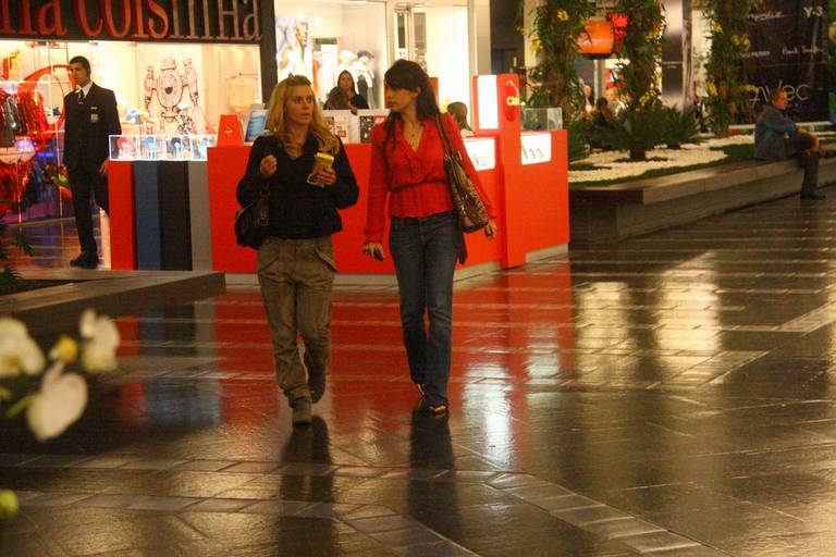 Carolina Dieckmann e Maria Ribeiro em shopping no Rio de Janeiro