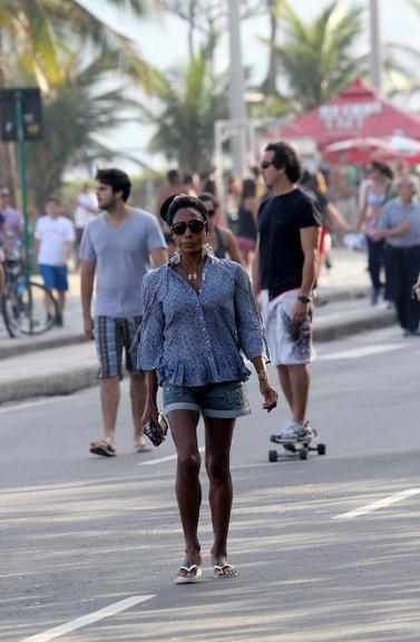 Glória Maria caminha pela praia de Ipanema