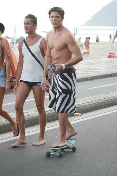 Rômulo Arantes Neto anda de skate pela orla da praia de Ipanema