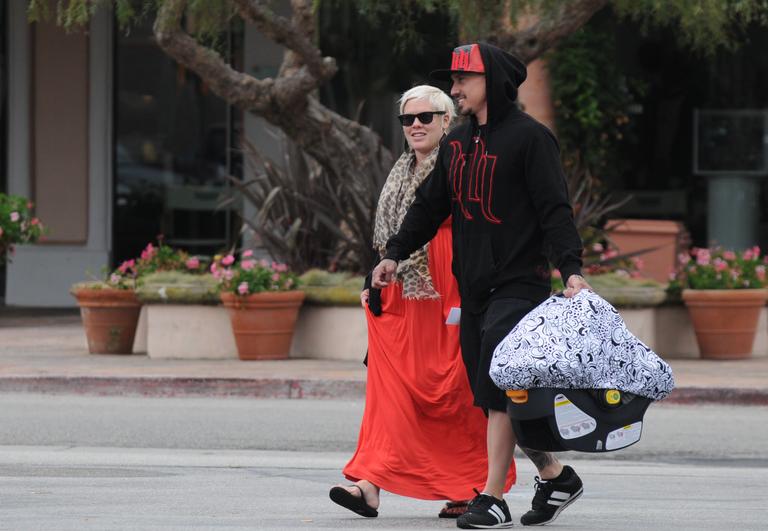 Pink passeou com a filha, Willow Sage, e o marido, Carey Hart, por Malibu