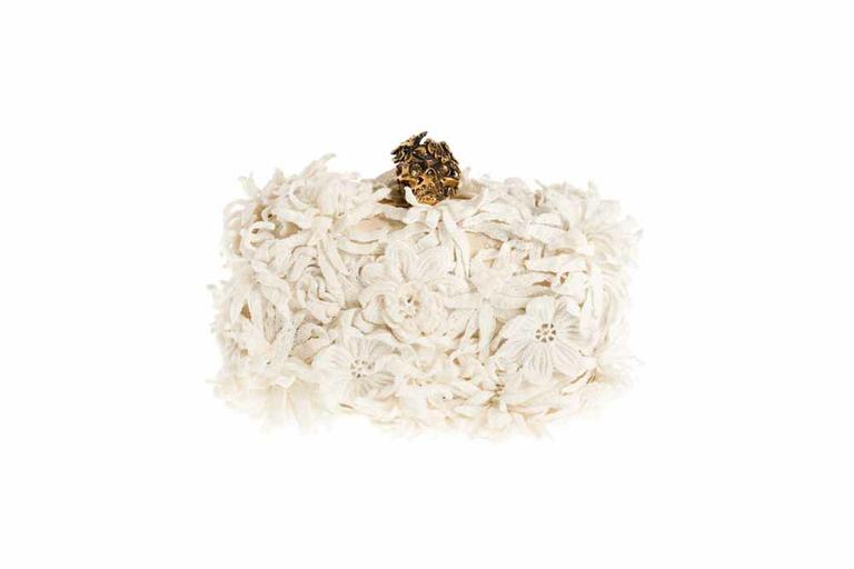 VAN GOGH: Clutch de flores de crochê com fecho de caveira ALEXANDRE MCQUEEN [alexandremcqueen.com]