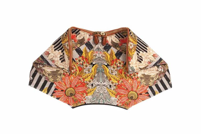 HIROSHIGE: Clutch estampada com detalhe de zíperes ALEXANDER MCQUEEN [alexandermcqueen.com]