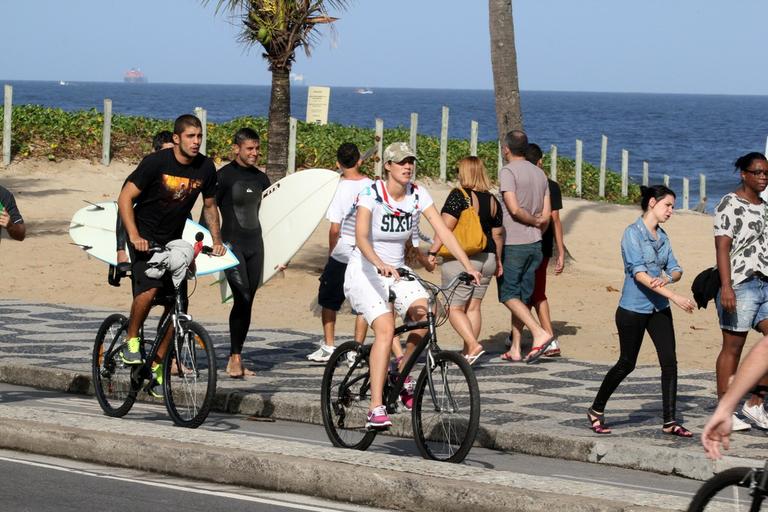 Luana Piovana pedala com o namorado, Pedro Scooby