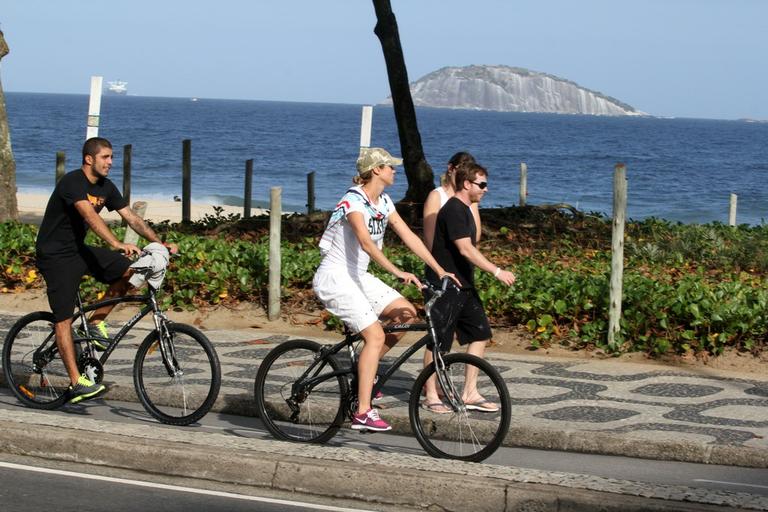 Luana Piovana pedala com o namorado, Pedro Scooby