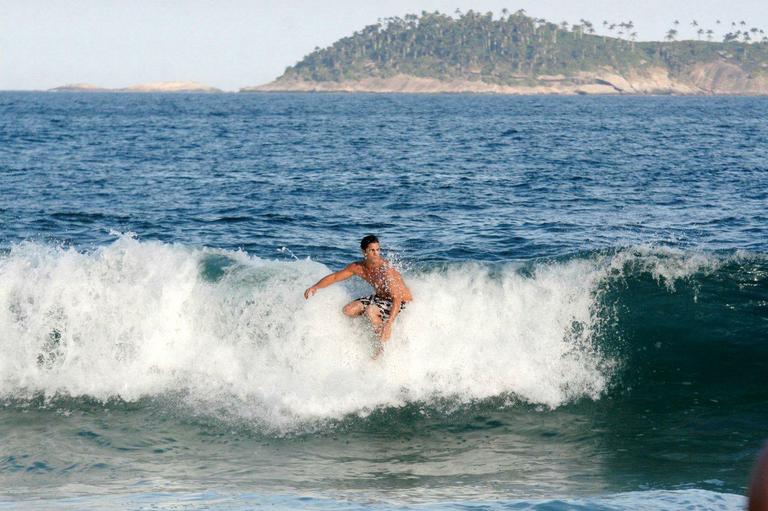 Rômulo Arantes Neto pega onda no Rio