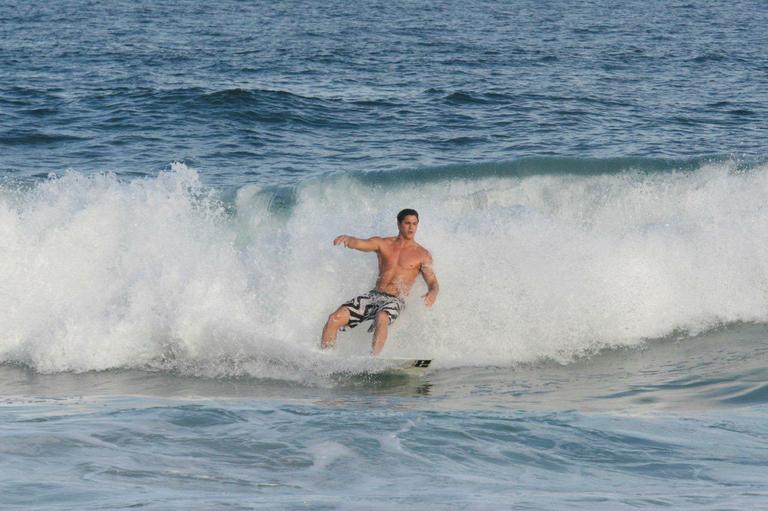 Rômulo Arantes Neto pega onda no Rio