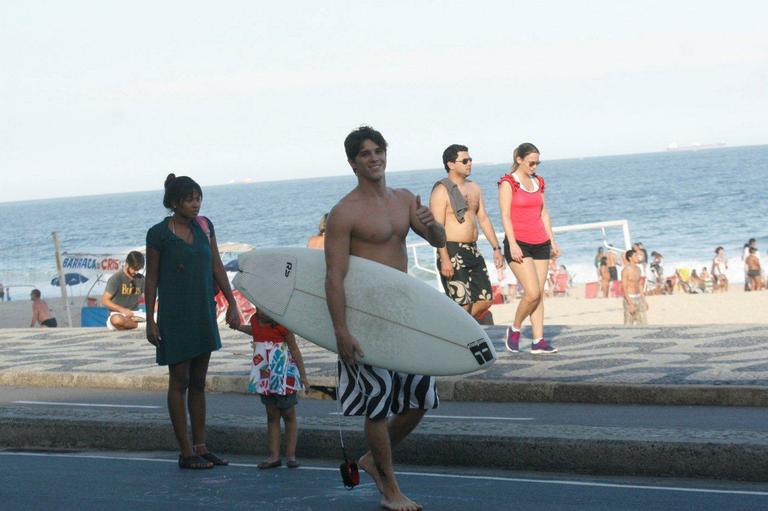 Rômulo Arantes Neto pega onda no Rio