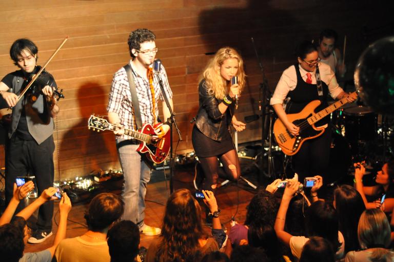 Lua Blanco com a banda Lágrima Flor