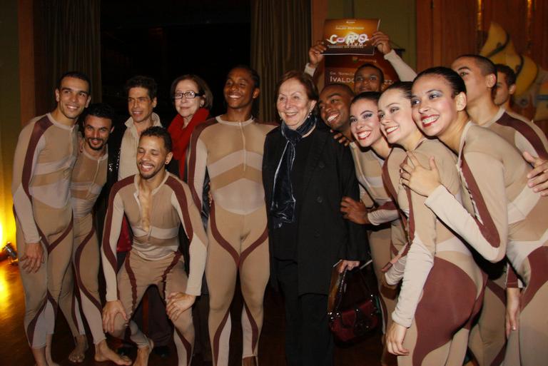 Fernanda Montenegro e Araci Balabanian com elenco de dança