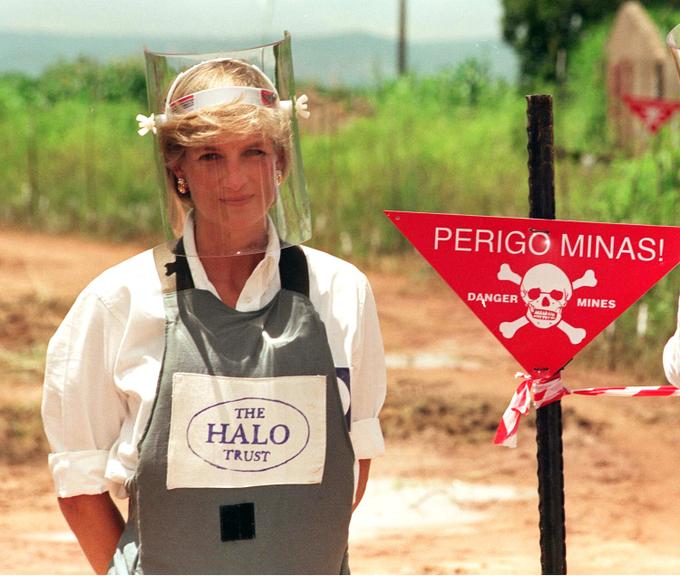 Princesa Diana em visita à mina angolana