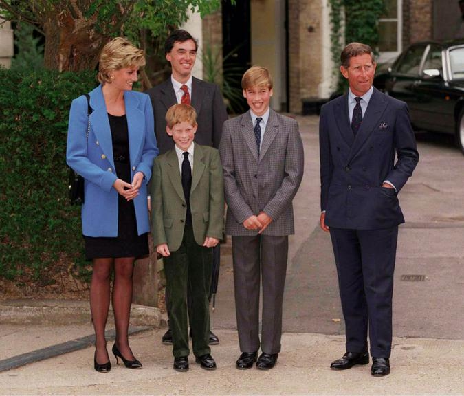 Família real: Diana, Harry, William e Charles