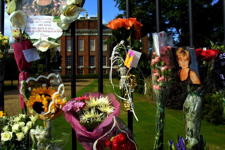 4º aniversário de morte da princesa Diana: cartões e flores no Palácio de Kensington