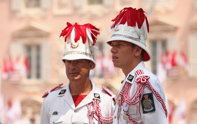 Carabinieres de Mônaco aguardam a chegada dos convidados do casamento do Príncipe Albert II