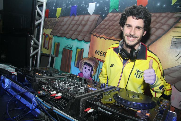 Pedro Neschling ataca de DJ em arraiá