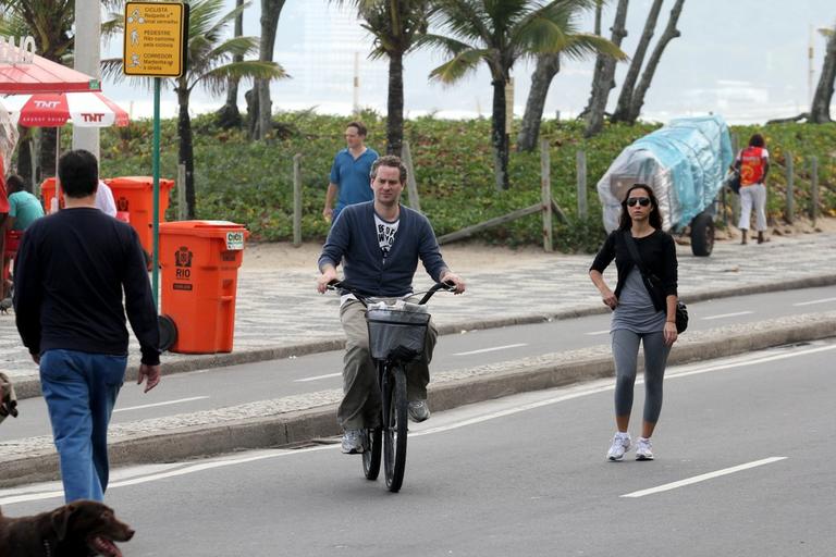 Dan Stulbach passeia de bicicleta pela orla de Ipanema, no Rio de Janeiro