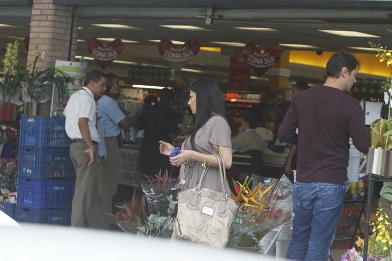 Marcelo Antony vai ao supermercado com a mulher, Carolina Hollinger Villar, uma semana após seu casamento